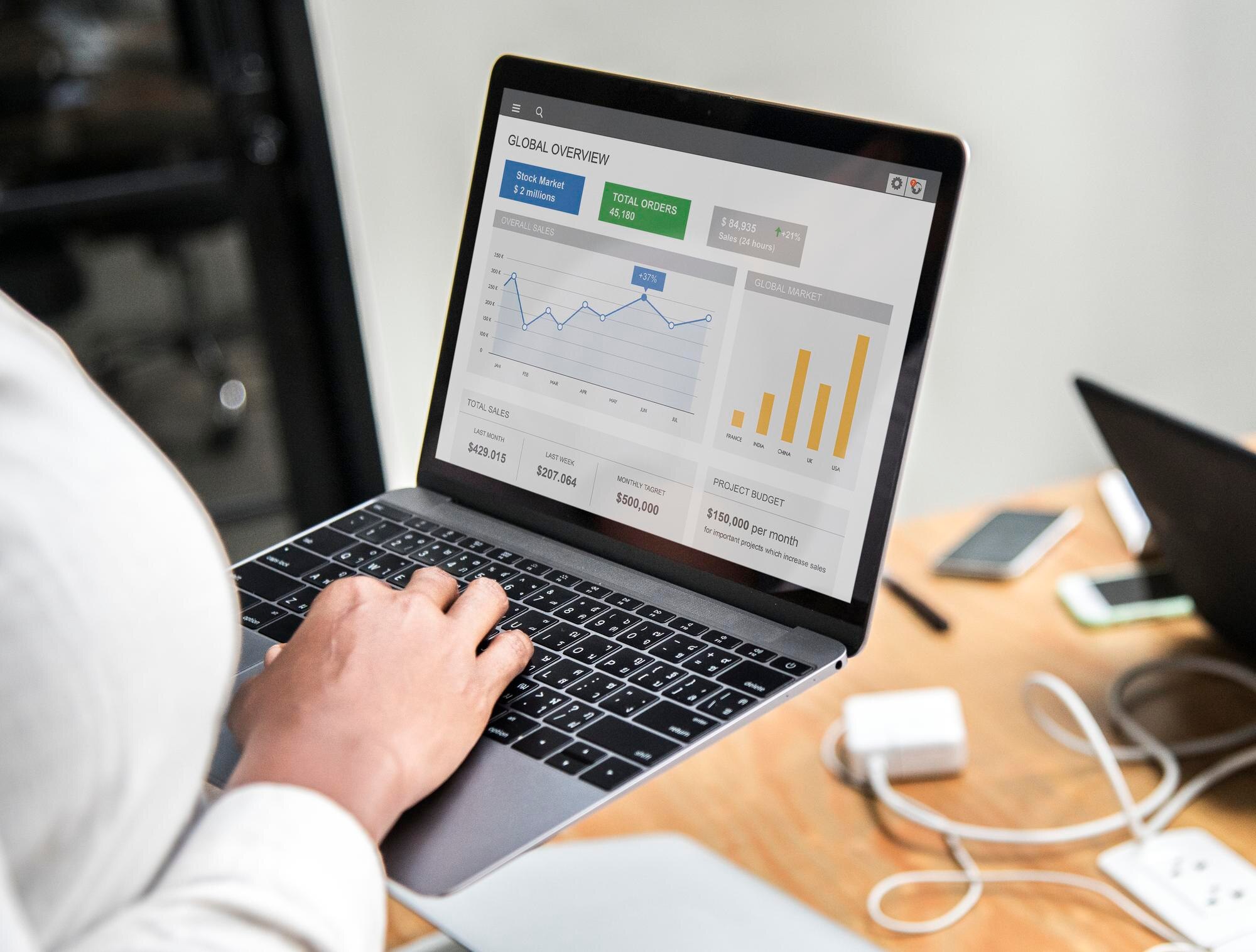 empresaria que trabaja computadora portatil 53876 163211